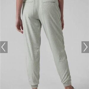 NWT Athleta Brooklyn subtle animal print Textured Joggers. Size 20